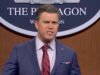 Pete Hegseth, de Colin Jost, aborda questões sobre crimes de guerra
