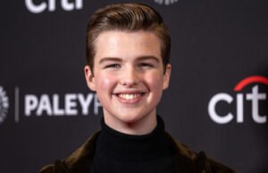 Iain Armitage, do jovem Sheldon, interpreta a si mesmo no episódio da 5ª temporada de Ghosts