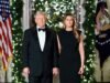 O presidente Trump divulgou o retrato de Natal de Melania Trump na Casa Branca