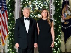 O presidente Trump divulgou o retrato de Natal de Melania Trump na Casa Branca