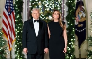 O presidente Trump divulgou o retrato de Natal de Melania Trump na Casa Branca