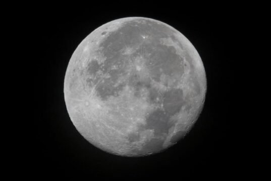 O novo ano começa com uma superlua. quando você pode ver isso