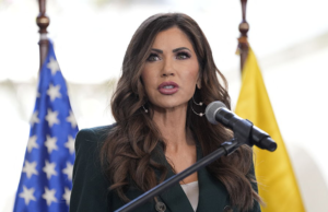 A Casa Branca negou os planos de Trump de demitir o secretário de Segurança Interna, Noem