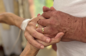 Hospital realiza benção promissora para casal que está junto há 25 anos em São José