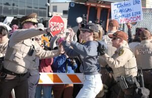 Mais de 120 democratas da Câmara apoiaram o projeto de reforma da detenção de imigração de Jayapal