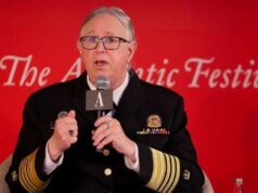 HHS mudou a placa do retrato de Rachel Levin para mostrar o nome de nascimento