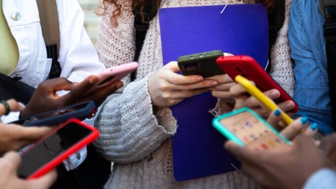 teens-on-phones-gettyimages-2158370531.jpg