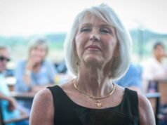 A secretária do Colorado, Tina Peters, foi agredida três vezes na prisão, afirma o advogado