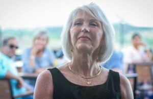 A secretária do Colorado, Tina Peters, foi agredida três vezes na prisão, afirma o advogado