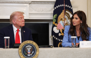 Os democratas pediram a Trump que revogasse as regras que limitam os green cards para beneficiar as pessoas