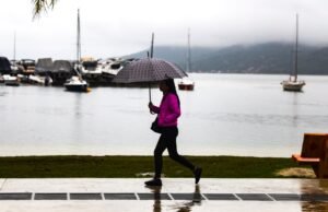 Ciclone traz rajadas de até 90 km/h, ventos e risco de alagamentos para SC