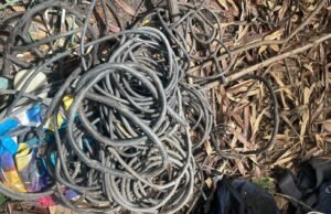 Os homens junto com o fio de cobre roubado da Usiminus são presos