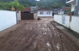 SC declara estado de emergência em cidade onde famílias foram arrastadas pela enchente e dá conta dos prejuízos