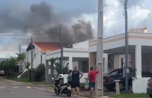 VÍDEO: Casa de condomínio pega fogo e causa nuvem de fumaça em Cuiabá