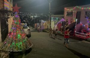 Rua da zona leste de Manaus virou atração com enfeites natalinos feitos por moradores