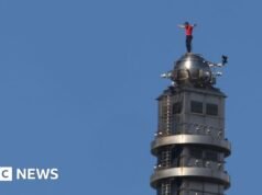 Alex Honnold está escalando um arranha-céu de 101 andares sem equipamento de segurança