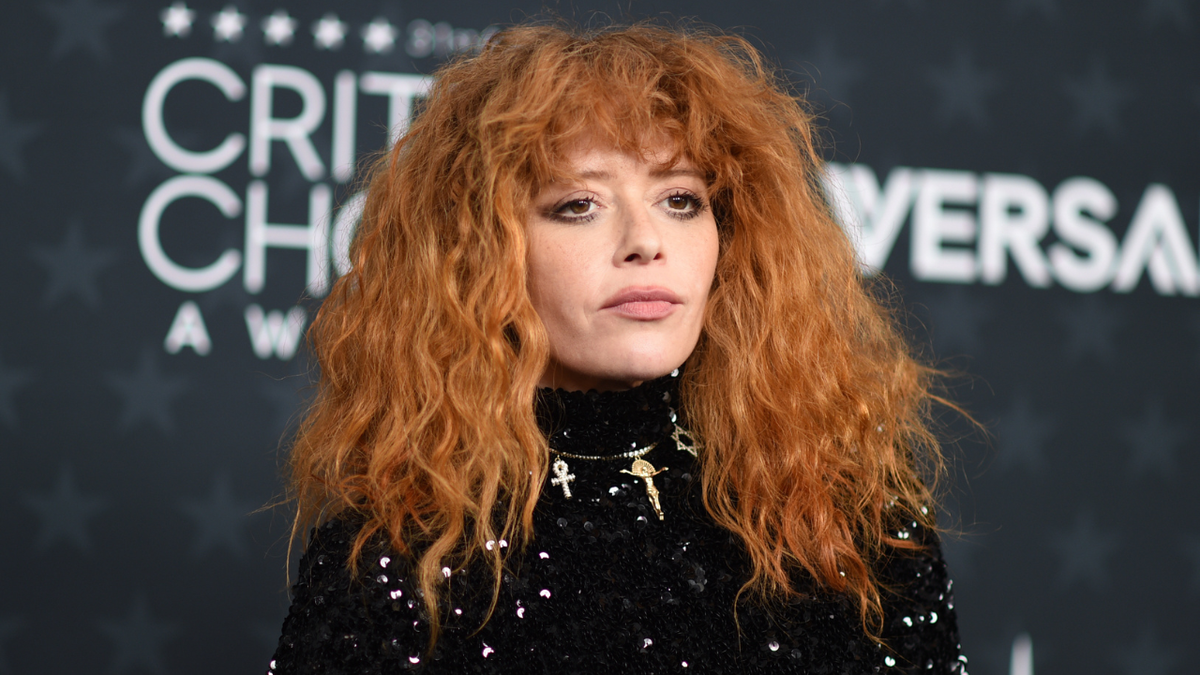 A estrela de Poker Face e Russian Doll, Natasha Lyonne, divulga declaração sobre recaída após 20 anos de sobriedade