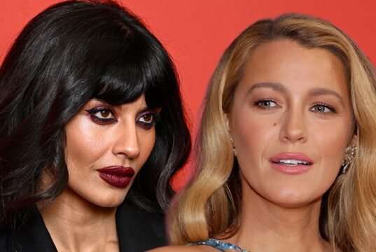 Jameela Jamil classifica Blake Lively como ‘homem-bomba’ e ‘vilão’ em mensagens privadas