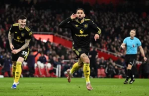 Arsenal sofre choque de título contra o inspirado United, Villa diminui a diferença