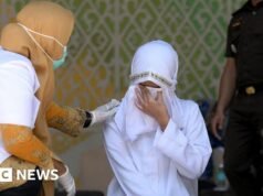 Casal indonésio foi espancado 140 vezes por crimes sexuais e de álcool