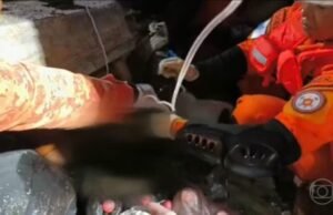 Menina de 11 anos e padrasto morrem em desabamento de casa na Baixada Fluminense (RJ)