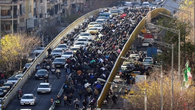 1768063776_69574642ba276-aksi-massa-longmarch-protes-krisis-ekonomi-di-teheran-iran_665_374.jpg