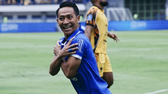 1768144638_69636e1615065-pemain-persib-beckham-putra-usai-cetak-gol-ke-gawang-persija_665_374.jpg