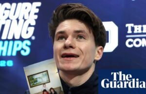 Maxim Naumov nomeado para a equipe olímpica de inverno dos EUA, um ano depois que seus pais morreram em um acidente de avião em DC na patinação artística