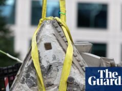 ‘Retorno da terra’: monumentos coloniais destruídos e vandalizados nos jardins Flagstaff de Melbourne, Melbourne