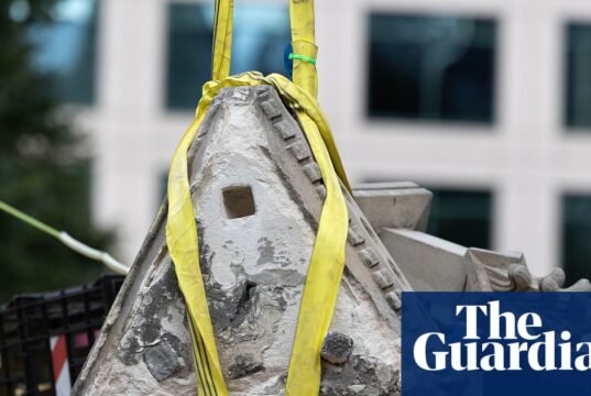 ‘Retorno da terra’: monumentos coloniais destruídos e vandalizados nos jardins Flagstaff de Melbourne, Melbourne