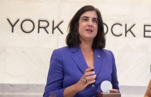 “Juiz considera inconstitucional o 11º Distrito Congressional de Nova York e ordena redesenho” .