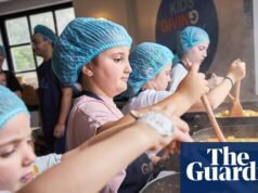 Crianças cozinham comida para os necessitados no Dia Nacional de Luto e enlutados colocam coroas de flores para as vítimas do ataque de Bondi Ataque terrorista em Bondi Beach