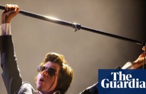 Arctic Monkeys lança a primeira música nova desde 2022 para beneficiar a música War Child