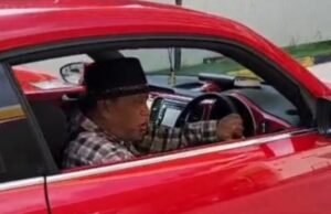 A chocante sátira de Roy Suryo sobre Aggie Sudjana, que dirige um carro de luxo na Malásia!