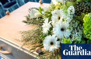 Dois homens acusados pelo colapso de uma empresa funerária do Reino Unido que deixou £ 46.000 ‘fora do bolso’.
