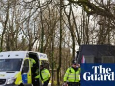 Três presos após dois incidentes de desordem fora do campo de requerentes de asilo. Leste de Sussex