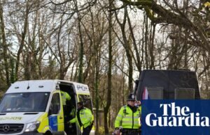 Três presos após dois incidentes de desordem fora do campo de requerentes de asilo. Leste de Sussex