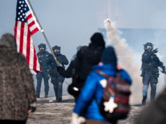 Manifestantes de Minnesota cortaram o dedo de um agente federal durante o protesto, afirma o DHS