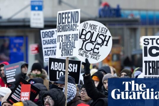 Grandes protestos se espalharam pelos EUA depois que Alex Pretty foi morto a tiros por agentes federais em Minneapolis