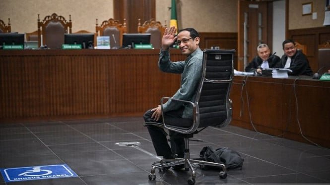 1769345289_695ba2d968085-sidang-perdana-mantan-mendikbud-nadiem-makarim-di-pengadilan-tipikor_665_374.jpg