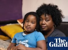 Professores na Inglaterra levam alunos sem-teto para a escola e lavam suas roupas, mostra uma pesquisa. morador de rua