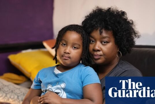 Professores na Inglaterra levam alunos sem-teto para a escola e lavam suas roupas, mostra uma pesquisa. morador de rua