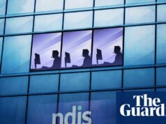 Funcionários dizem que trabalhadores terceirizados de call center no NDIS precisam fingir que trabalham para o governo.