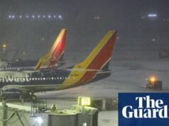 A tempestade nos EUA corta a energia de centenas de milhares de residências e voos aéreos. clima nos EUA