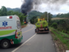 Um caminhão pegou fogo às margens da BR-116, em Karatinga, bloqueando parte da rodovia