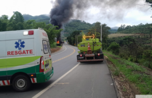 Um caminhão pegou fogo às margens da BR-116, em Karatinga, bloqueando parte da rodovia
