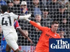 Fernandez ajuda o Chelsea a chegar aos quatro primeiros, com o Palace sofrendo pênalti antes de Wharton invadir a Premier League