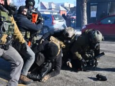 O médico que assistiu ao tiroteio do manifestante disse que os agentes estavam contando buracos de bala em vez de administrar RCP