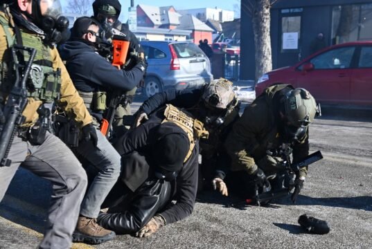 O médico que assistiu ao tiroteio do manifestante disse que os agentes estavam contando buracos de bala em vez de administrar RCP