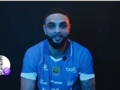 Levin Kurzawa veste oficialmente o uniforme Persib Bandung